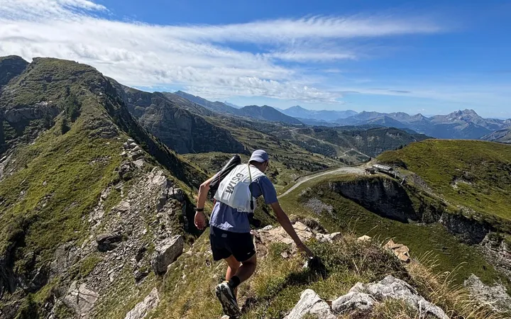 Nicolas Goullet de Rugy de dos, en Hoka Speedgoat 7, sur une crête au-dessus de Châtel