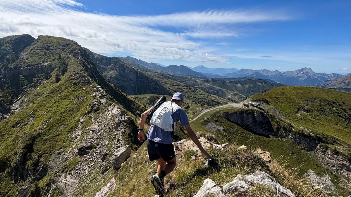 Nicolas Goullet de Rugy de dos, en Hoka Speedgoat 7, sur une crête au-dessus de Châtel