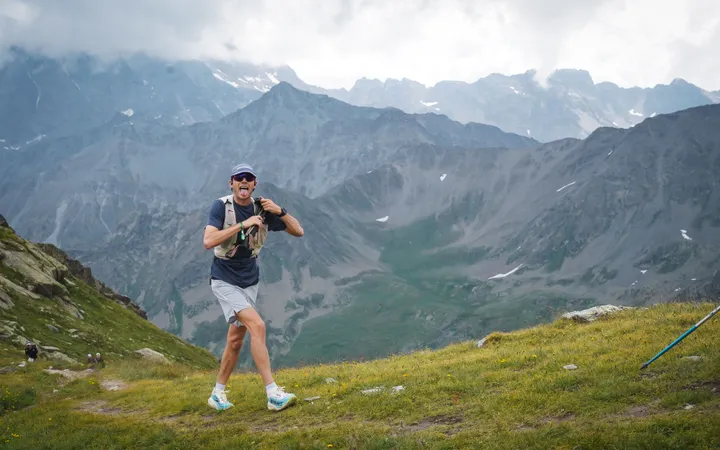 Nicolas Goullet de Rugy en Brooks Cascadia Elite sur l’UTMB Verbier, devant un panorama de montagnes