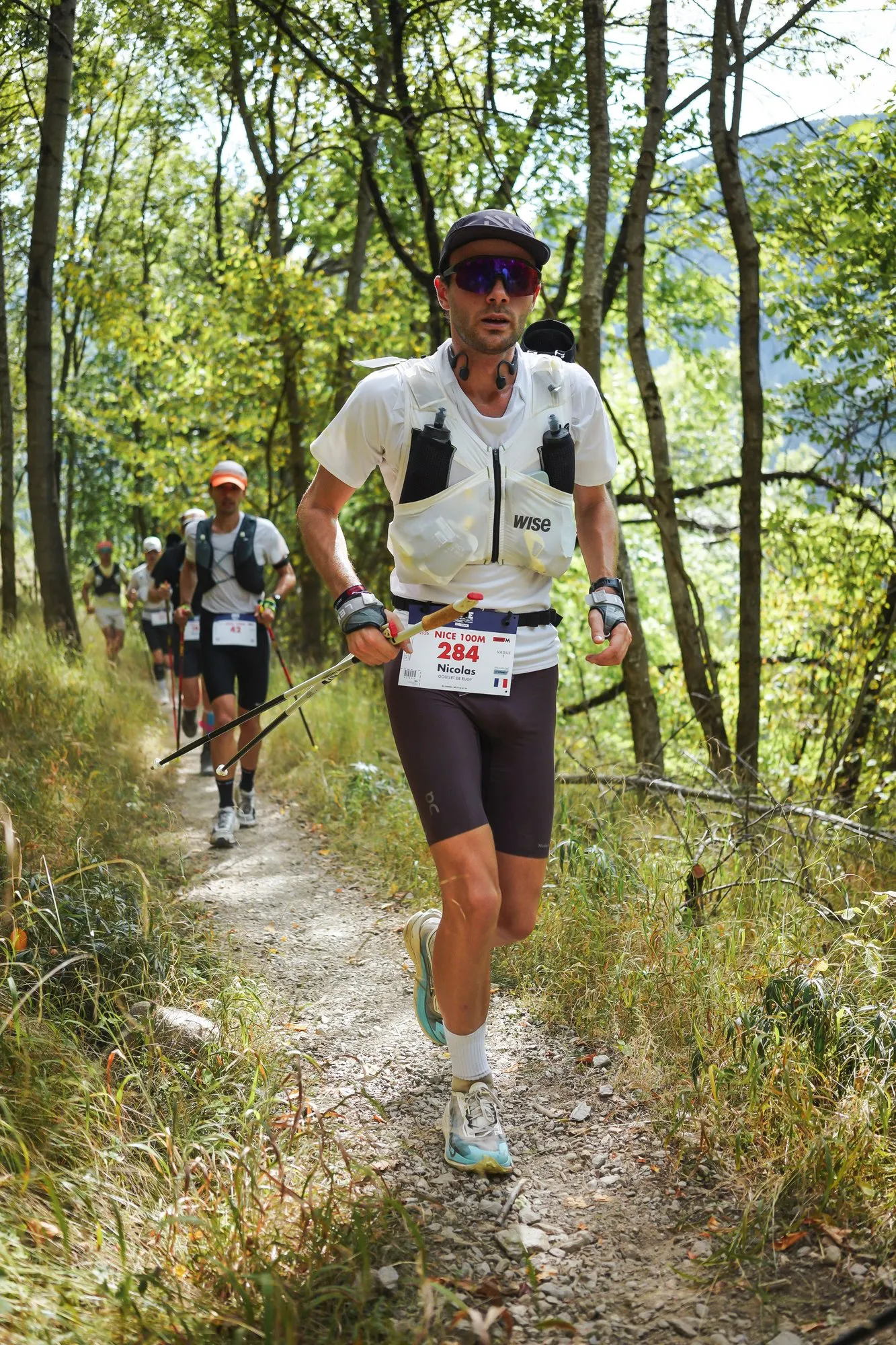 Nicolas Goullet de Rugy en tête d’un groupe de coureurs sur un sentier en forêt, dans la première heure de l’UTMB Nice