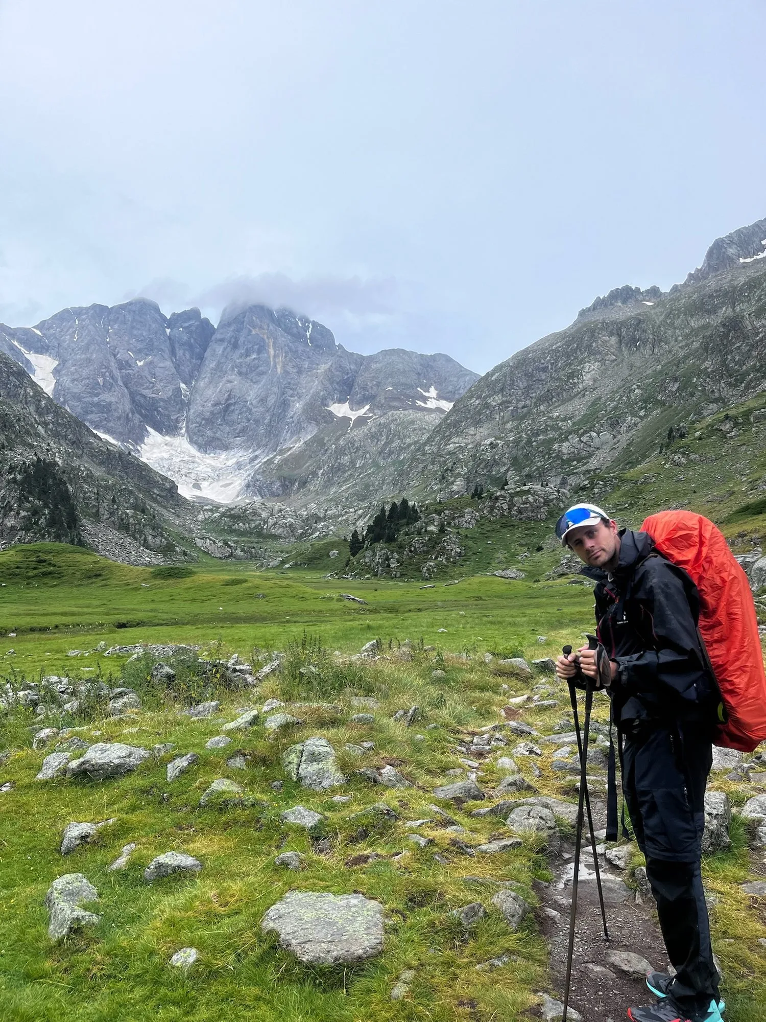 Nicolas Goullet de Rugy en randonnée en montagne avec un sac à dos, ses bâtons Kiprun carbone à la main
