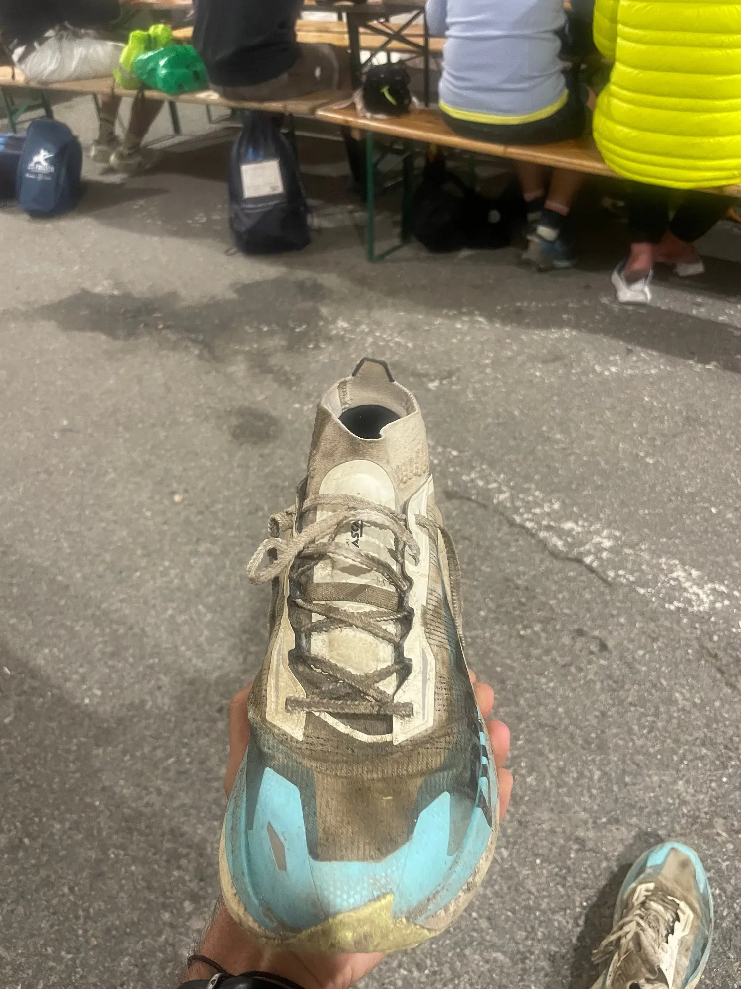Brooks Cascadia Elite sale vue de dessus : la tige blanche est devenue grise