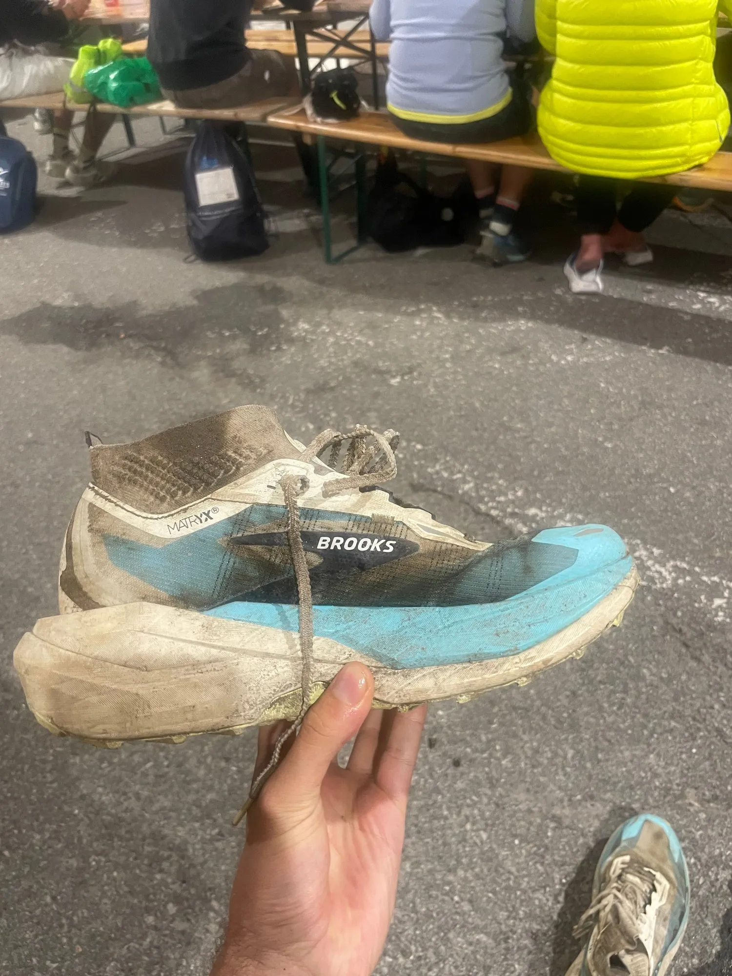 Brooks Cascadia Elite couverte de poussière et de terre, vue du côté intérieur