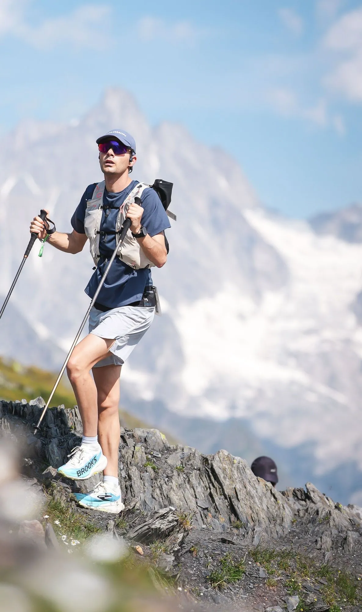 Nicolas Goullet de Rugy en montée sur l’UTMB Verbier, bâtons Kiprun carbone en main